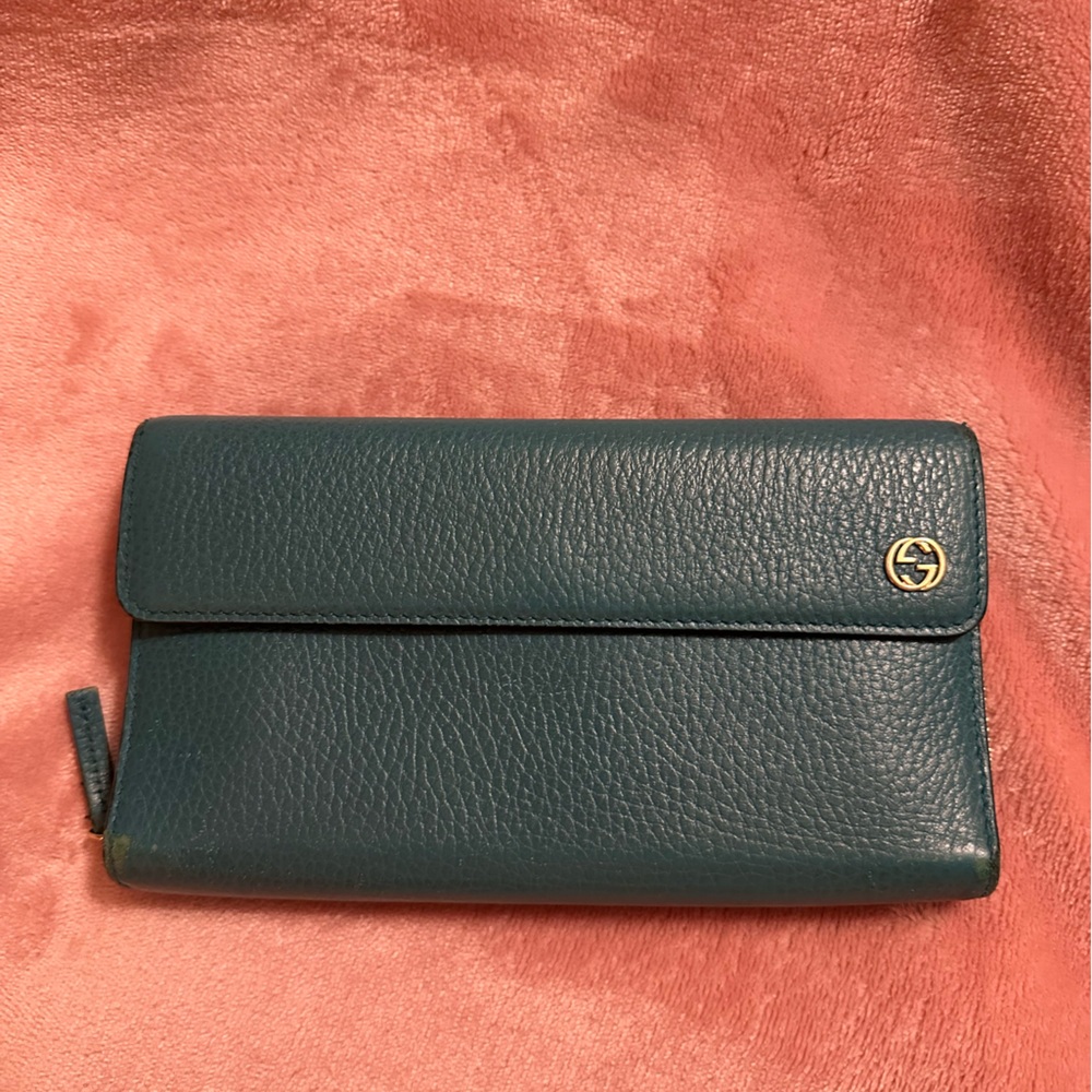 GUCCI Elegant Turquoise Blue Leather Wallet (pre-loved)